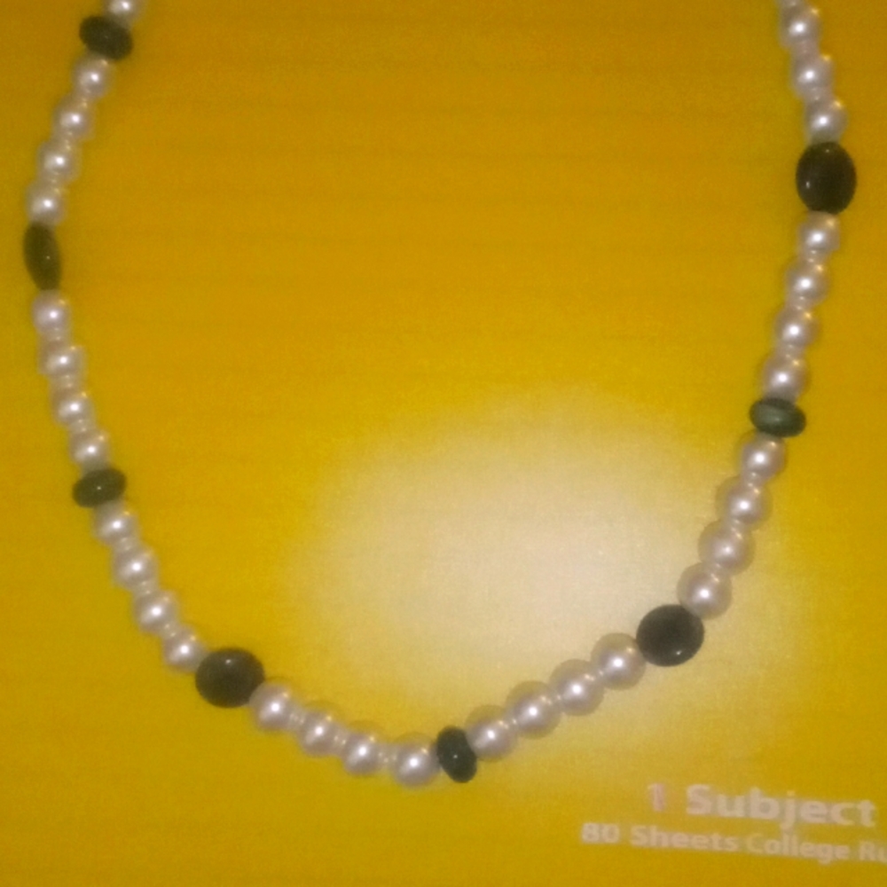 Very nice beàded necklace. It goes well with anything you wear.